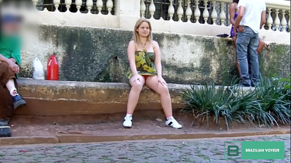 Boquete e buceta em público.