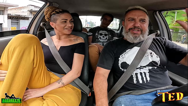 Casal de Swinger entra na carona e Sra Lovefire conta sobre seu GangBangs