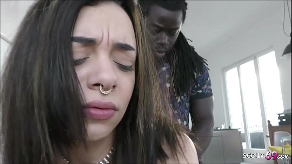 Deutsches Teen wird von Fluechtling und seinem Freund gefickt und mit Handy gefilmt – German Threesome