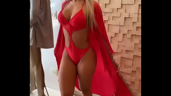 Loira gostosa desfilando